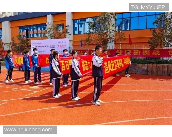 校园足球场：青春的舞台与梦想的起点，激发无限潜能与团队精神