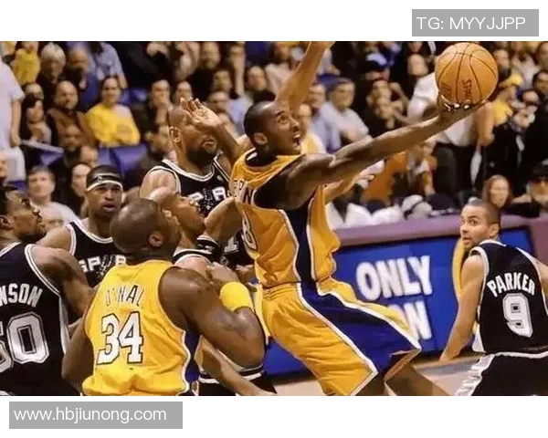 科比在湖人与尼克斯的对决中狂砍61分创下传奇表现回顾